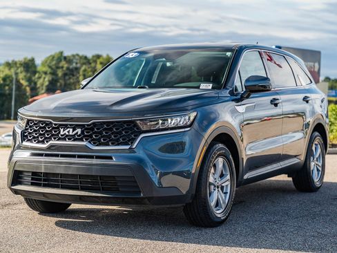Used 2023 Kia Sorento LX image 3