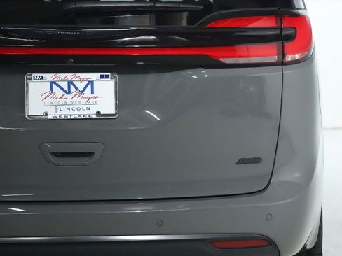 Used 2021 Chrysler Pacifica Touring-L w/ Uconnect Theater Family Group image 45