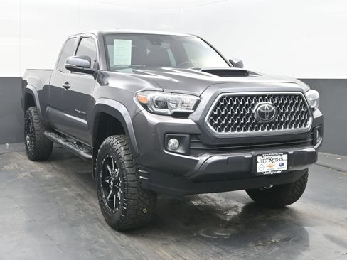 Used 2019 Toyota Tacoma TRD Sport w/ Technology Package image 3