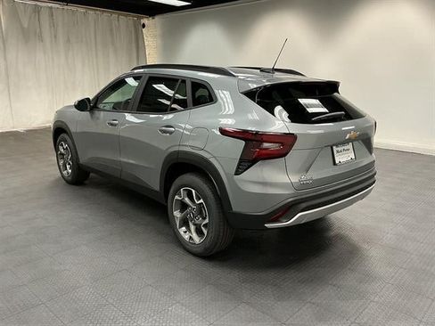 New 2026 Chevrolet Trax LT w/ LT Convenience Package FWD image 3