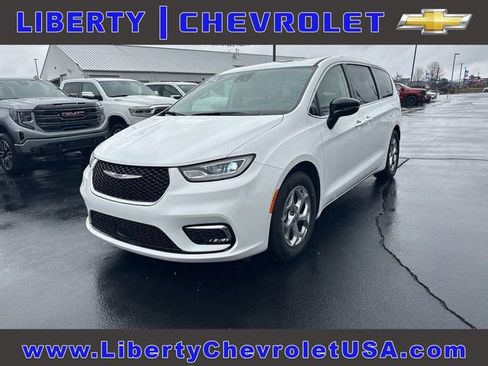 Used 2024 Chrysler Pacifica Limited image 1