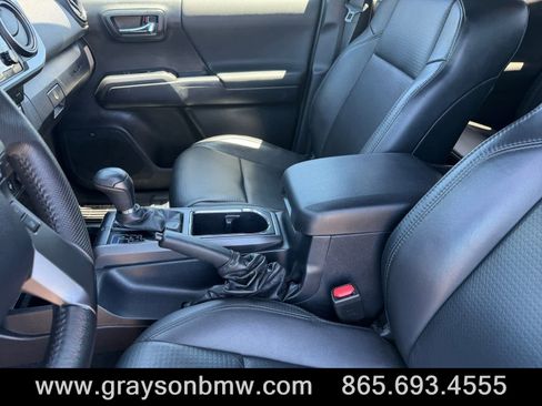 Used 2019 Toyota Tacoma TRD Off-Road AWD/4WD image 12