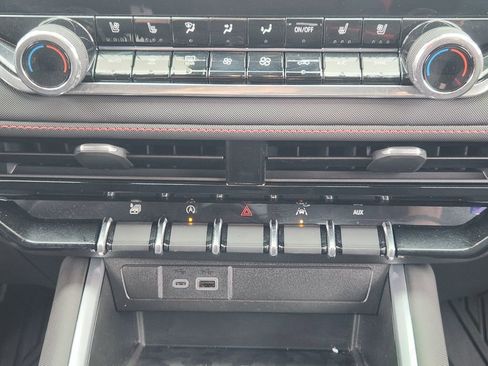 Used 2024 Chevrolet Colorado Z71 w/ Z71 Convenience Package 2 image 19