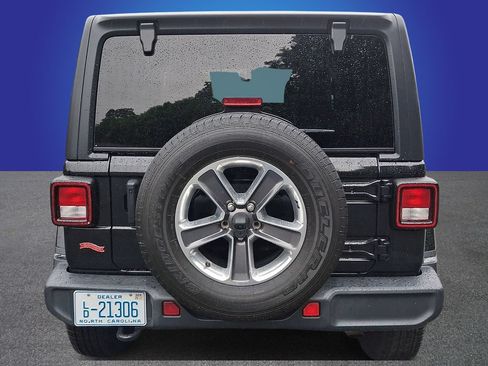 Used 2022 Jeep Wrangler Unlimited Sahara AWD/4WD image 5