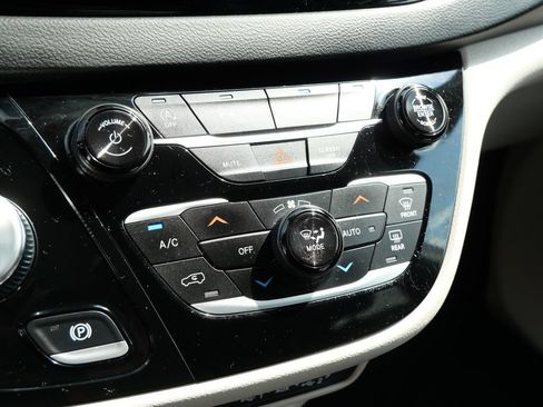 Used 2024 Chrysler Pacifica Touring-L FWD image 25