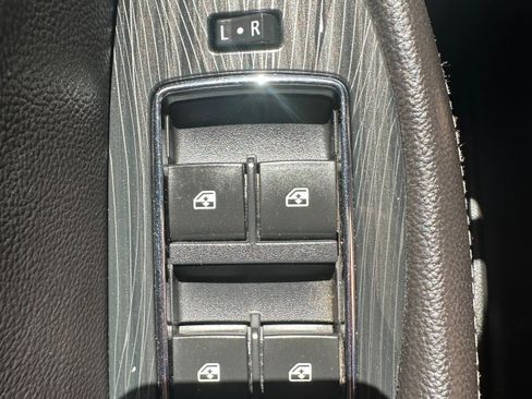 Used 2017 Chevrolet Impala LT FWD image 25