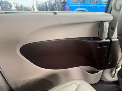 Used 2018 Chrysler Pacifica Touring-L image 62