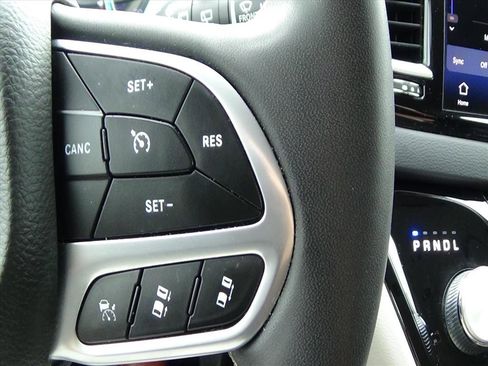 Used 2022 Chrysler Pacifica Touring-L image 21