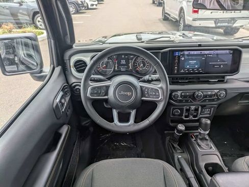 Used 2025 Jeep Wrangler Unlimited Sahara AWD/4WD image 16