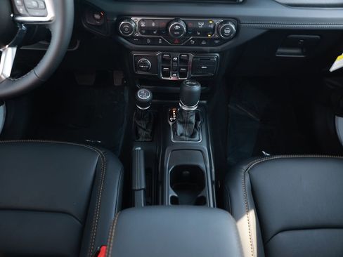 New 2026 Jeep Wrangler Unlimited Sahara AWD/4WD image 27