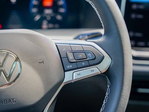 Used 2025 Volkswagen Tiguan SE w/ Panoramic Sunroof Package image 12