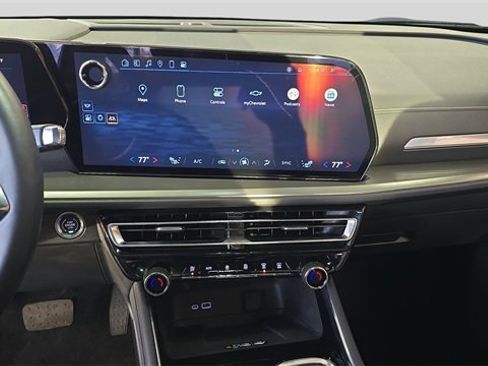 Used 2025 Chevrolet Traverse LT image 21