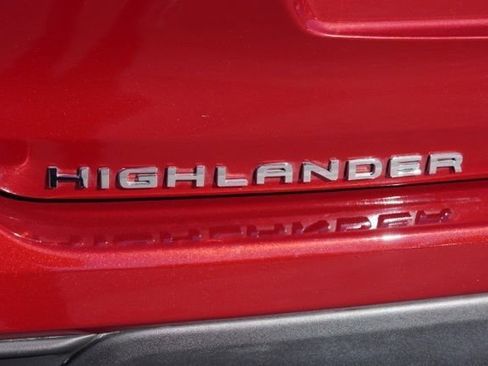 Used 2022 Toyota Highlander XLE image 11