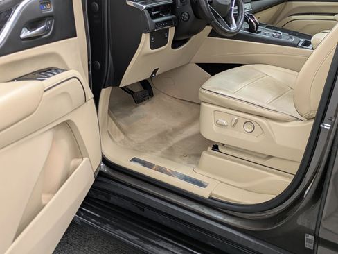 Used 2021 Cadillac Escalade Premium Luxury image 27