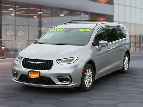 Used 2021 Chrysler Pacifica Touring-L FWD image 3