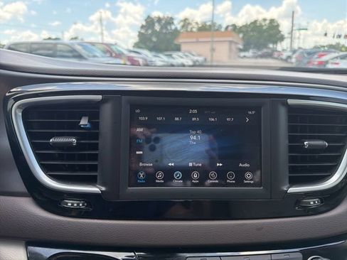 Used 2018 Chrysler Pacifica Touring-L FWD image 22