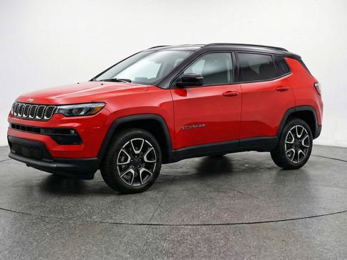 Used 2025 Jeep Compass Trailhawk AWD/4WD image 3