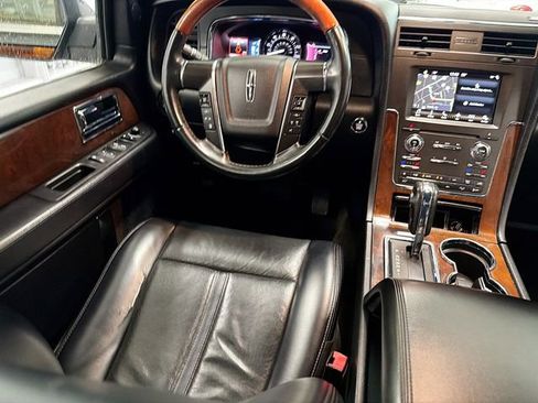 Used 2017 Lincoln Navigator Select image 22