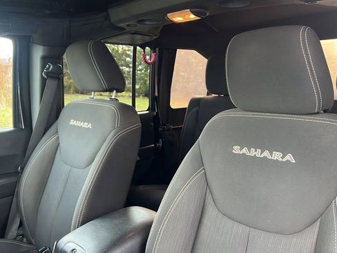 Used 2016 Jeep Wrangler Unlimited Sahara AWD/4WD image 10