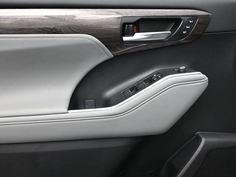 Used 2023 Toyota Highlander Platinum image 11