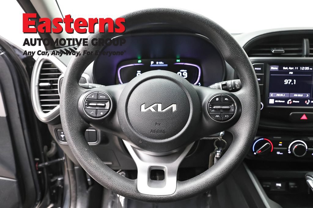 Used 2023 Kia Soul LX w/ LX Technology Package FWD image 11