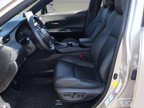 Certified 2022 Toyota Venza XLE AWD/4WD image 11