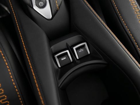 Used 2024 McLaren 750S Spider RWD image 27