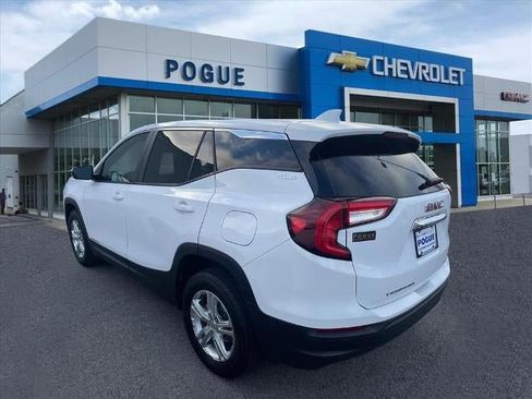 Used 2024 GMC Terrain SLE image 3