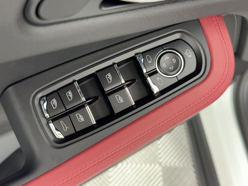 Used 2026 Porsche Macan AWD/4WD image 13