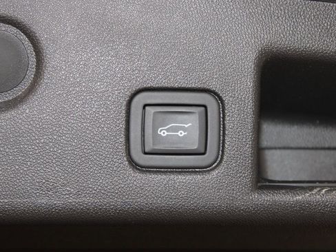 Used 2023 Chevrolet Equinox Premier FWD image 16