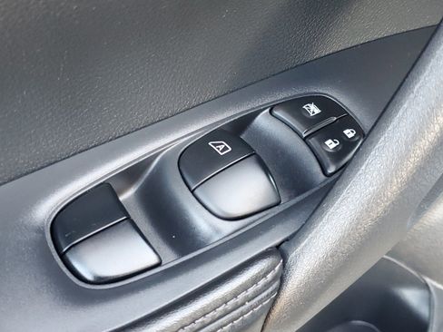 Certified 2019 Nissan Rogue S image 24