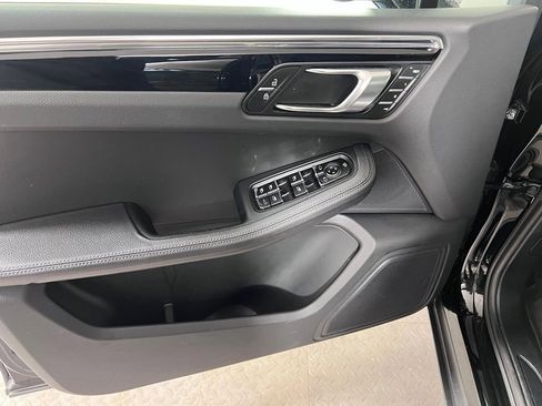 Certified 2025 Porsche Macan AWD/4WD image 23