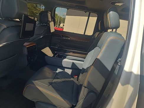 Used 2022 Jeep Grand Wagoneer Series III w/ Rear Seat Video Group 1 AWD/4WD image 20