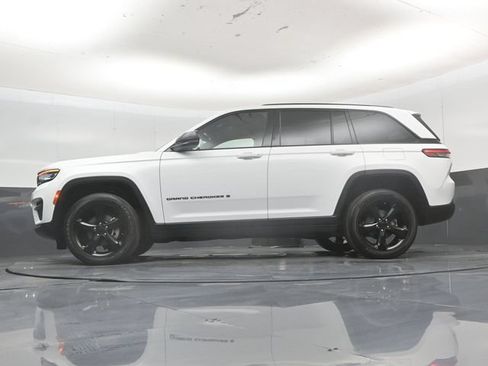 Used 2024 Jeep Grand Cherokee Altitude AWD/4WD image 56