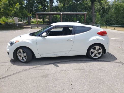 Used 2015 Hyundai Veloster image 3