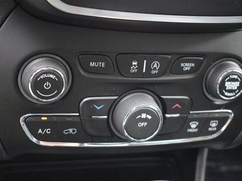 Used 2019 Jeep Cherokee Latitude Plus AWD/4WD image 33