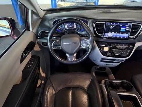 Used 2021 Chrysler Pacifica Touring-L image 15