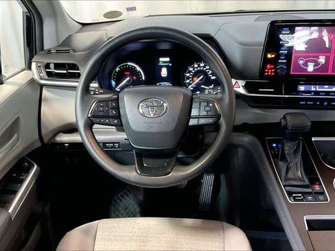 Used 2022 Toyota Sienna LE image 18