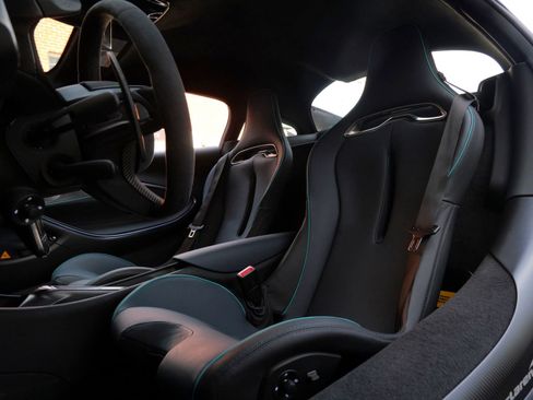 Used 2024 McLaren Artura RWD image 20
