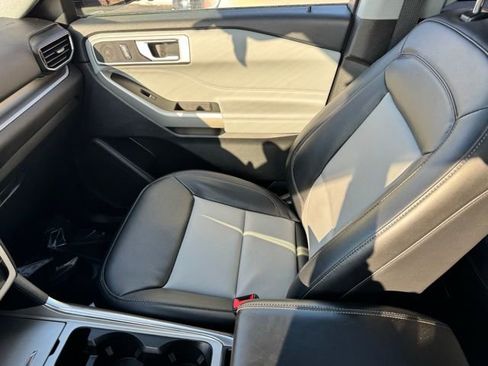 Used 2022 Ford Explorer XLT w/ XLT Sport Appearance Package image 24