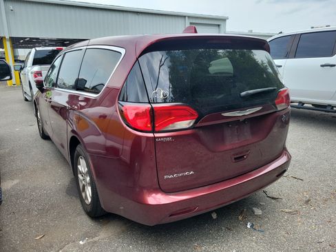 Used 2017 Chrysler Pacifica Touring FWD image 4