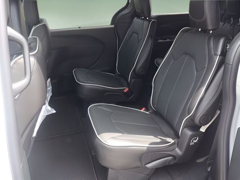 New 2027 Chrysler Pacifica Limited FWD image 22