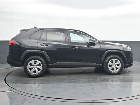 Used 2022 Toyota RAV4 LE image 7