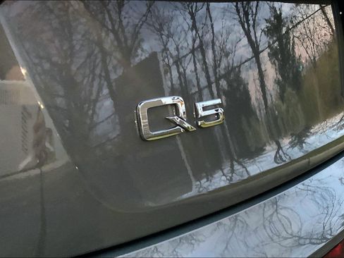 Used 2023 Audi Q5 2.0T Premium w/ Convenience Package image 9