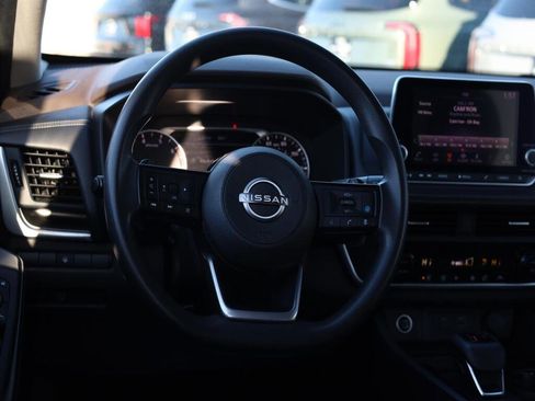 Used 2023 Nissan Rogue SV image 9