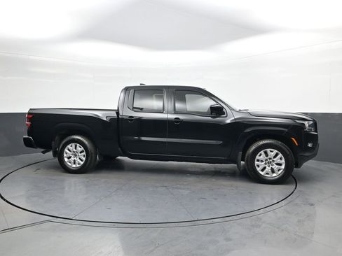 Used 2024 Nissan Frontier SV image 3