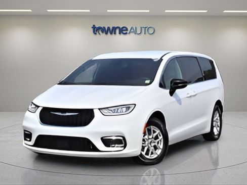 Used 2025 Chrysler Pacifica Select FWD image 2