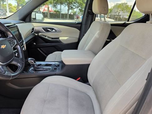 Used 2022 Chevrolet Traverse LT FWD image 16