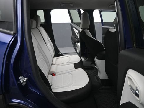 Used 2018 Jeep Renegade Latitude image 15