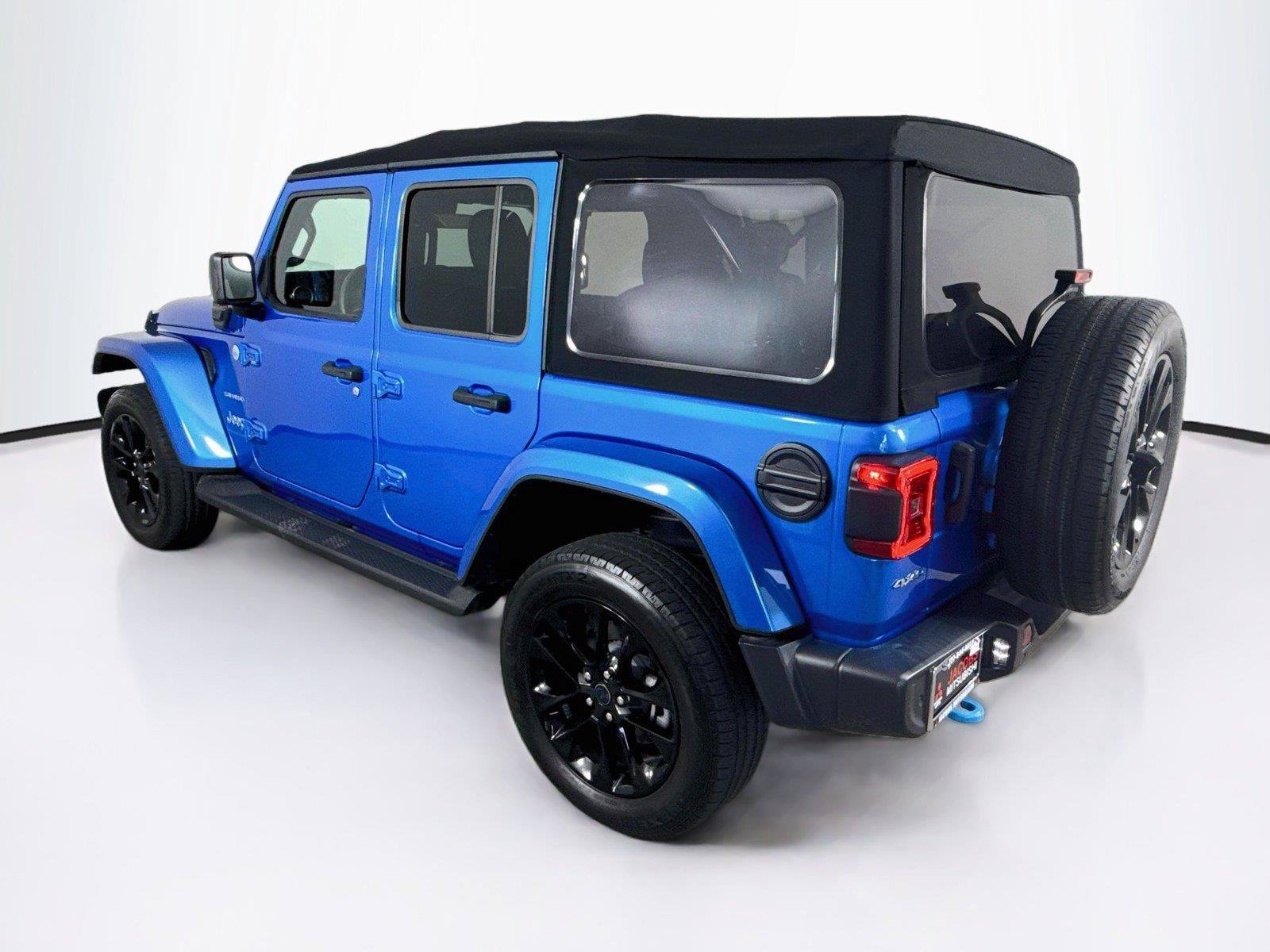 Used 2024 Jeep Wrangler Unlimited Sahara w/ Technology Group AWD/4WD image 3